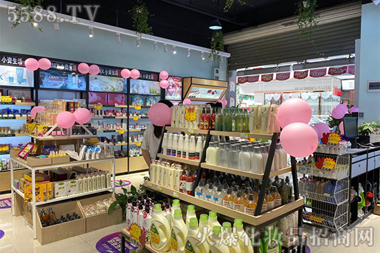 加盟化妝品店賺錢(qián)嗎?體驗(yàn)式服務(wù)是小資生活的特色 加盟化妝品店賺錢(qián)嗎?體驗(yàn)式服務(wù)是小資生活的特色